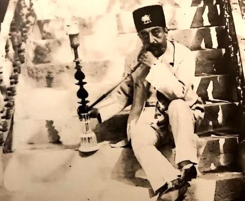 عکس؛ سفر در تاریخ؛ ژست خاص «مظفرالدین شاه در هنگام قلیان کشیدن»؛ دهه 1270